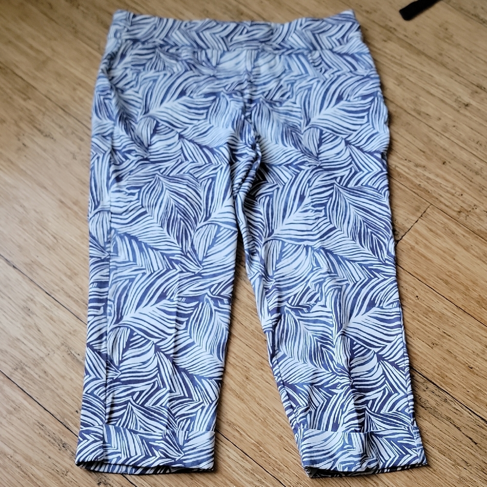 CHARLIE B Blue & White Leaf-Print Capri Leggings